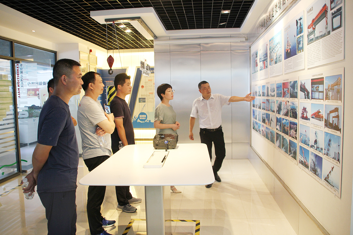 總經(jīng)理邱曉紅、副總經(jīng)理顏劍一行人蒞臨微特