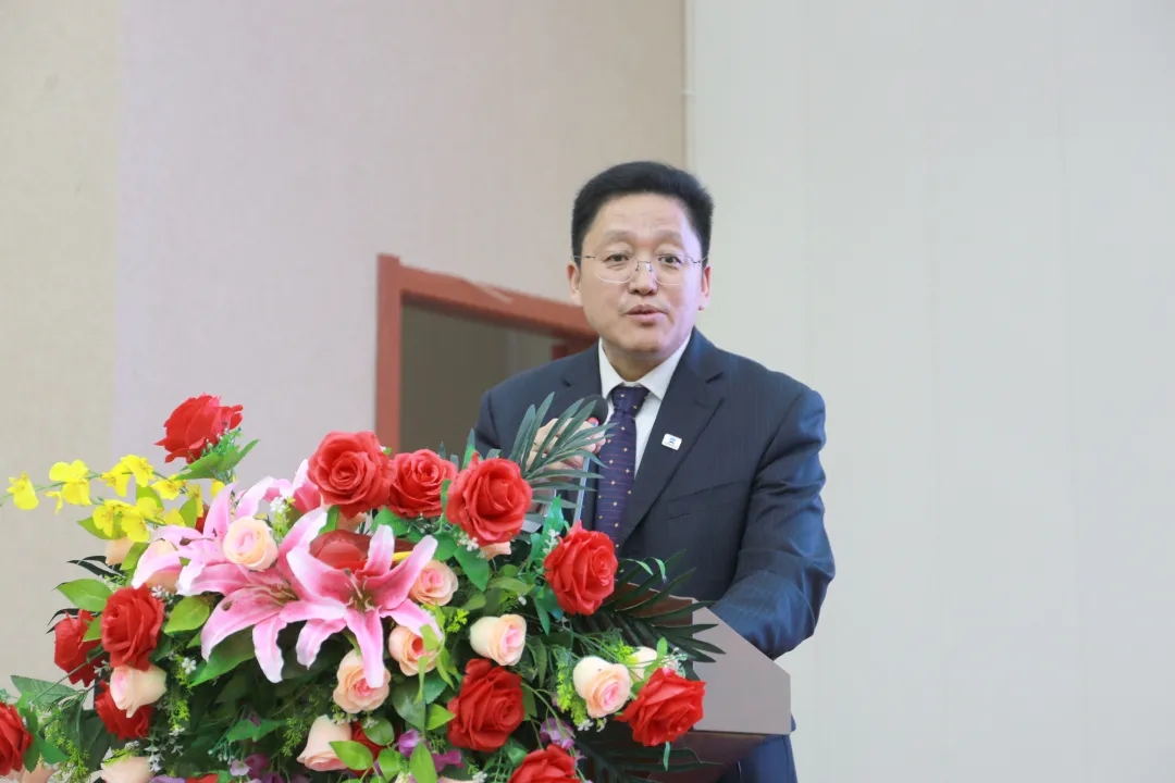 中國重型機(jī)械工業(yè)協(xié)會橋式起重機(jī)專業(yè)委員會理事長孫吉澤作《九屆四次理事會工作報(bào)告》