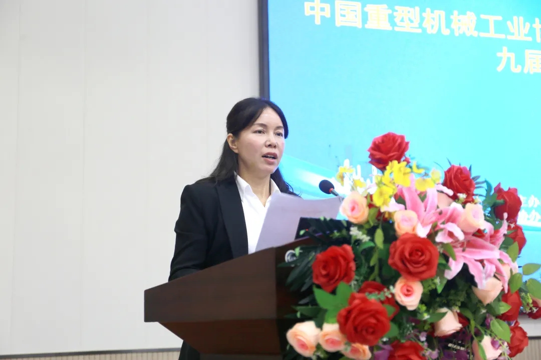 苗紅宣讀《關(guān)于表彰2019年度優(yōu)秀橋、門式起重機(jī)生產(chǎn)企業(yè)的決定》